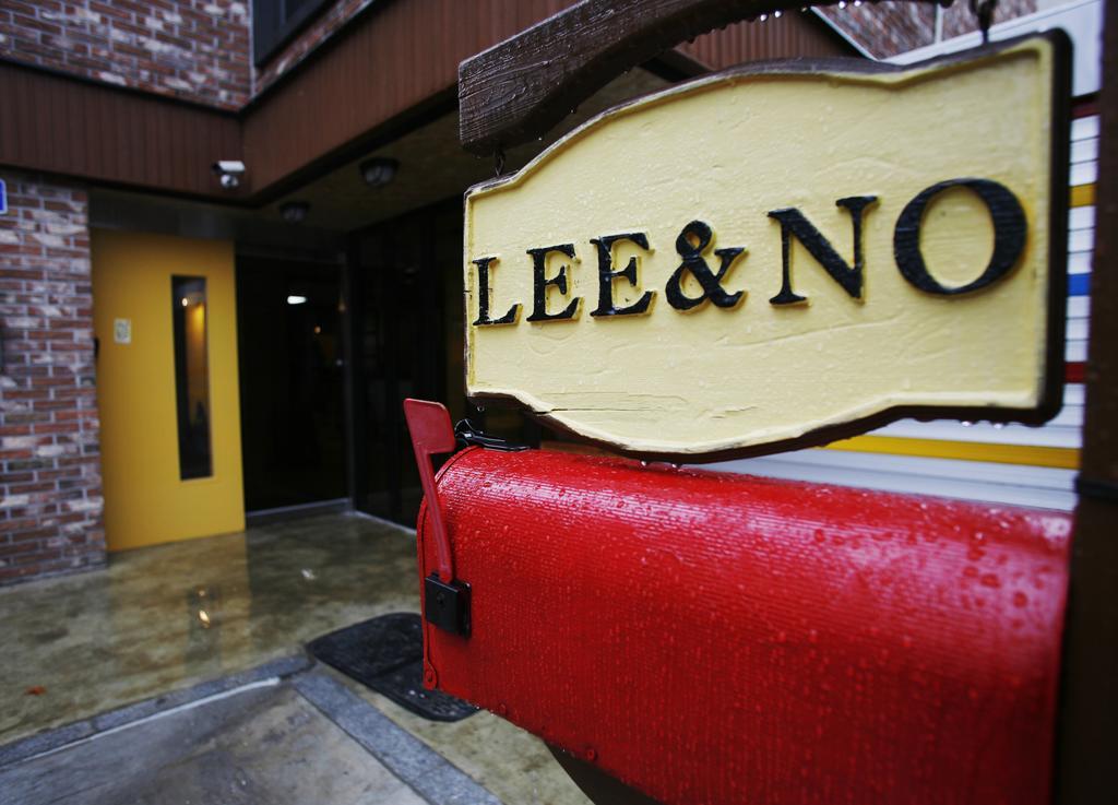 Lee & No Guesthouse Hongdae Seoul Exterior foto